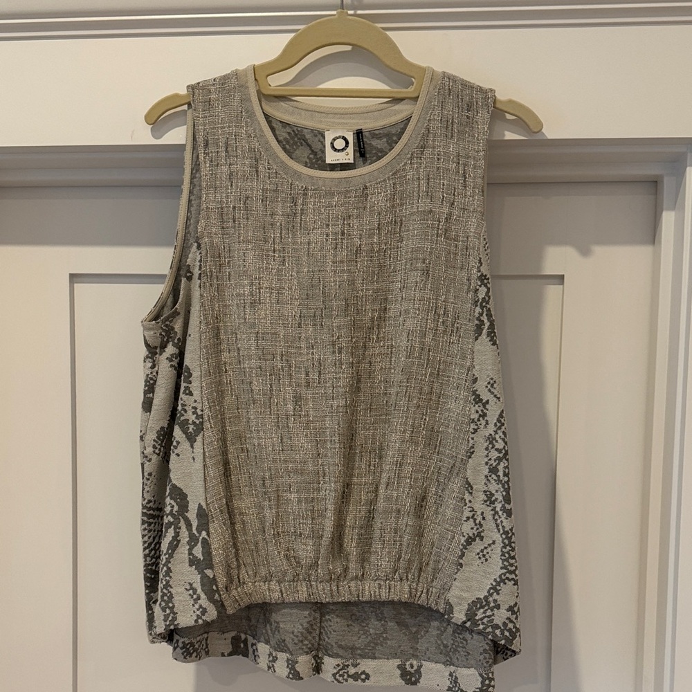 Chic Sleeveless Beige Top